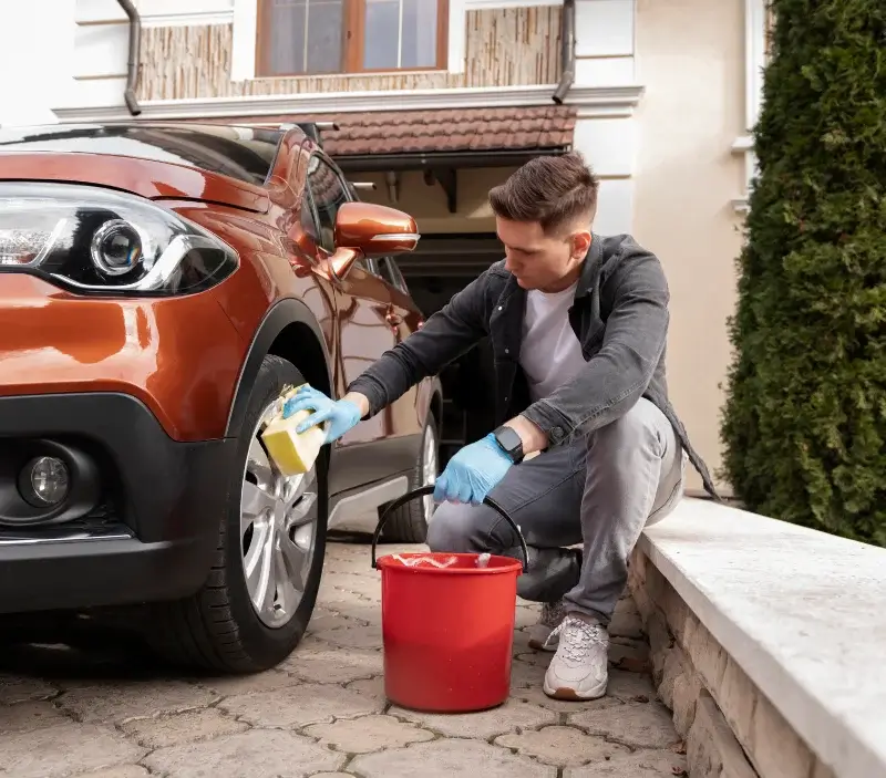Lavage auto à domicile Leyr : professionnel intervenant sur un véhicule